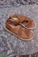 Sandalias de plataforma con suela track, confeccionadas en una combinación de cuero liso y cuero con textura croco. Presentan tiras anchas en el empeine y cierre con hebilla ajustable en el talón.