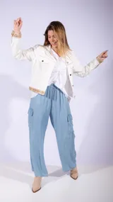 Pantalón cargo celeste de corte holgado, con cintura elástica y bolsillos laterales con solapa.