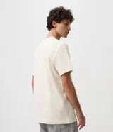 Remera masculina de algodón en color beige, con cuello redondo, mangas cortas y estampa localizada en el pecho con ilustración de vasos y texto.