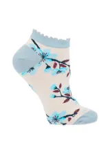 Medias cortas de algodón con diseño estampado de flores celestes sobre fondo beige y detalles en celeste en talón, puntera y borde superior con terminación ondulada.