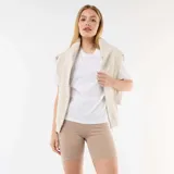 Pantalón corto tipo ciclista de tiro alto, confeccionado en tejido elástico de color beige.