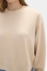 Buzo gris de corte ancho y cuello redondo.