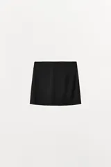 Falda mini de tiro bajo, confeccionada en tejido liso de color negro, con diseño minimalista y cintura elástica.