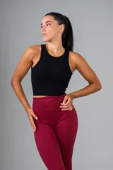 Top blanco de tejido de punto acanalado, corte cropped y cuello redondo.