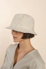 Sombrero tipo pescador unisex, color marrón con diseño de espiga. Confeccionado en lana fina sin teñir.