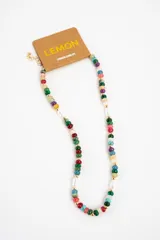 Collar corto de cuentas multicolores con piedras naturales y perlas cultivadas, intercaladas con pequeñas cuentas doradas y cadena de alargue con cierre de mosquetón.