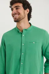 Camisa de cuello mao y manga larga, confeccionada en una mezcla de lino y algodón. Presenta un diseño de corte recto con botones en tono natural y un bolsillo pequeño en el pecho.