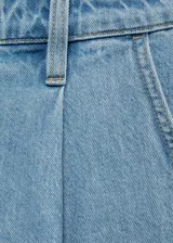 Short de denim estilo vaquero, color celeste, de tiro medio con diseño recto, pinzas en el frente y trabillas para cinturón. Cuenta con dos bolsillos laterales y dos bolsillos en la parte posterior.