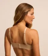 Soutien color marrón con copa desmontable, escote en V, tirantes ajustables y cierre en la espalda.