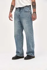 Jean de corte holgado en cadera, cintura y piernas, con un lavado claro y diseño de estilo relajado.
