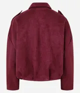 Campera bomber de gamuza sintética color bordó, con cuello clásico, cierre frontal, hombros caídos y puños ajustados.