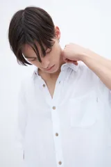 Camisa de manga corta color celeste claro, con cuello solapa clásico y bolsillo en el pecho. Presenta una textura ligera y un calce regular.