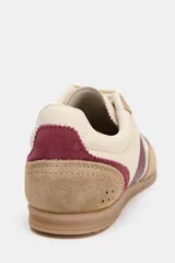Championes de estilo running con diseño de paneles combinados en cuero y serraje. Presenta una base en tono crema con detalles en color bordó y refuerzos en gamuza color tostado. Cuenta con cierre mediante cordones y punta redonda.