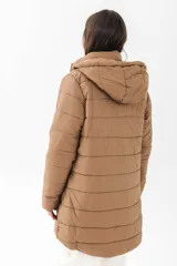 Campera puffer acolchada de color bordó, con cierre frontal completo, capucha desmontable y bolsillos laterales con cierre.