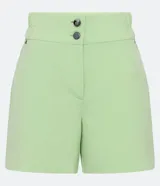 Bermuda roja de poliéster con cintura elástica, bolsillos laterales y cierre con cremallera y botones.