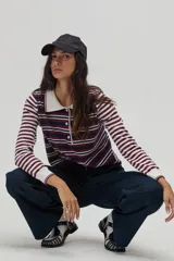 Pantalón azul marino de corte ancho, con bolsillos laterales y traseros.