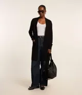 Cárdigan largo de punto color rojo con bolsillos delanteros.