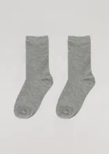 Par de medias de media caña color verde oscuro, lisas, de poliéster y elastano.