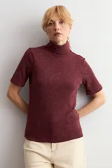 Polera de manga corta con cuello alto, confeccionada en tejido acanalado de color bordó con efecto melange.