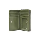 Billetera de tamaño compacto en color verde oliva, confeccionada en material símil cuero con textura granulada. Presenta un diseño con costuras verticales decorativas y el logo metálico de la marca en la parte frontal. Cuenta con cierre perimetral.