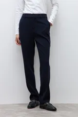 Pantalón de vestir de corte recto y estilo sastrero, con diseño clásico y acabado limpio.