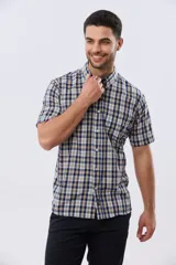 Camisa sport de manga corta con estampa a cuadros en tonos azules, blancos, grises y amarillos, cuello con botones y cierre frontal abotonado.