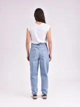 Pantalón de jean negro de corte recto, tiro alto y cinco bolsillos.