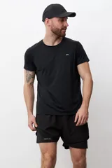 Remera deportiva negra de poliéster con tecnología dry fit y logo pequeño en el pecho.