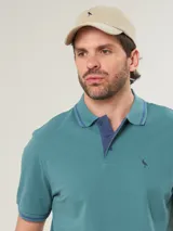 Polo de piqué color verde agua con cuello clásico y tapeta de dos botones.