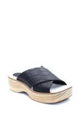 Zueco con plataforma de madera y capellada de cuero negro con textura croco.