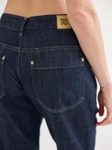 Pantalón de jean celeste de corte recto con pespuntes verticales en el frente.