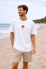 Remera de manga corta color blanco, con cuello redondo y estampa pequeña central en el pecho que representa un hongo con rostro.