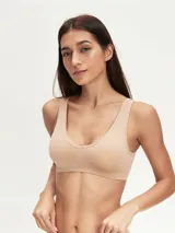 Top deportivo blanco de breteles anchos y escote redondo.