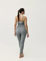 Top deportivo gris de sujeción media, con tecnología 3D y tirantes cruzados.
