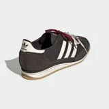 Championes Adidas SL 72 OG, color marrón con las emblemáticas tres tiras y detalles en blanco, suela de caucho y doble juego de cordones en tonos bordó y blanco estampado.