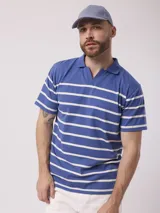 Remera de hombre azul con rayas horizontales blancas, cuello polo y mangas cortas.