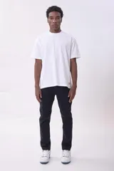 Pantalón de jean negro de corte recto.