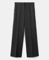 Pantalón de traje de tiro medio, color negro, de diseño recto y largo, con cierre frontal de cremallera, botón y ganchos ocultos con tapeta, y bolsillos laterales.
