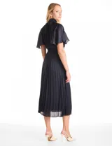 Vestido midi de satén color azul marino, con cuello alto y cintura elástica, ambos con detalle en punto smock. Presenta mangas cortas fluidas y falda plisada con caída ligera.