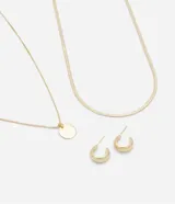 Conjunto de bisutería compuesto por dos collares y un par de aros. Incluye una cadena tipo serpiente, una cadena fina con dije de medalla circular y aros tipo argolla pequeña de diseño grueso.