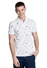 Chomba blanca estampada con motivos náuticos en tonos celeste, azul y rosa. Corte clásico, cuello polo y mangas cortas.