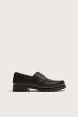 Zapato tipo náutico de piel marrón con acabado abatanado, pas Cordones del mismo tono, ojetes metálicos, plantilla de piel y suela track de goma.