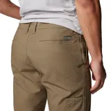 Pantalón de corte recto en color beige, con diseño funcional que incluye bolsillos laterales, bolsillos de seguridad con cierre y bolsillo específico para herramientas. Confeccionado con tecnología de protección solar.