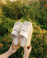 Sandalias con plataforma de yute y tiras cruzadas de charol color marfil.