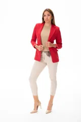 Blazer rojo de corte ajustado con botones a tono y mangas largas.