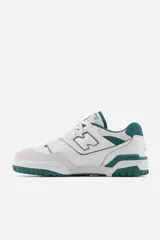 Championes urbanos New Balance modelo 550, con diseño retro inspirado en el básquet, combinando cuero blanco con detalles en gamuza gris y acentos en color verde oscuro.