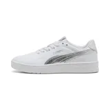 Championes Puma modelo Court Lally Metal, color blanco con detalles en plateado brillante en el logo lateral. Diseño de corte bajo con suela de goma blanca y cierre de cordones.