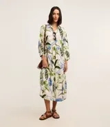 Vestido chemise midi confeccionado en viscosa sostenible, con cuello, abotonadura frontal, recorte en la cintura y bajo fruncido. Presenta un estampado floral con follajes.