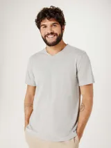 Camiseta de manga corta color rojo con cuello en V.