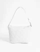 Cartera hobo blanca de cuero sintético con diseño matelaseado en forma de rombos y correa de hombro ajustable.